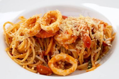 Deniz mahsullü spagetti carbonara. İtalyan makarna yemekleri