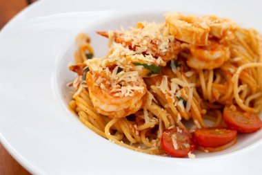 Deniz mahsullü spagetti carbonara. İtalyan makarna yemekleri