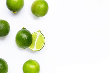 Beyaz arkaplanda yaprakları izole edilmiş limonlardan yapılmış çerçeve.