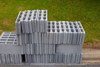 Kum, kireç ve betondan yapılmış beton bloklar.