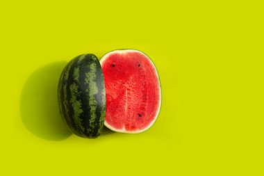 Yeşil arka planda taze karpuz.