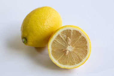 Beyaz arka planda olgun limonlar.