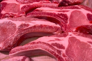 Taze kırmızı çiğ domuz eti.