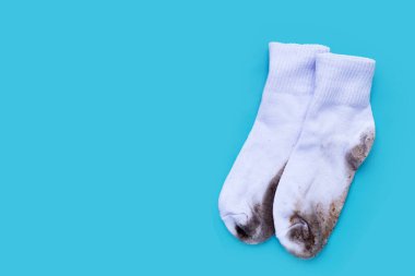 Mavi arka planda kirli beyaz çoraplar.