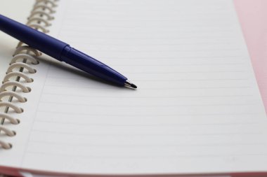 Pembe arka planda kalemli defter. Çalışma planı