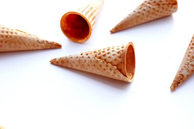 beyaz zemin üzerinde boş dondurma koni.