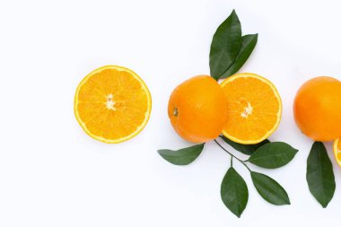 Beyaz arka planda yeşil yapraklı portakal meyvesi.