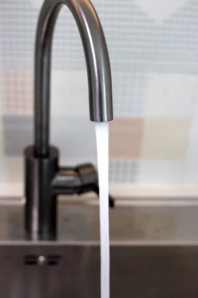 Água Que Flui Uma Torneira Aço Inoxidável Sala Cozinha — Fotografia de Stock