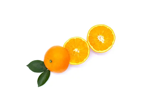 Buah Oranye Dengan Daun Hijau Pada Latar Belakang Putih — Stok Foto
