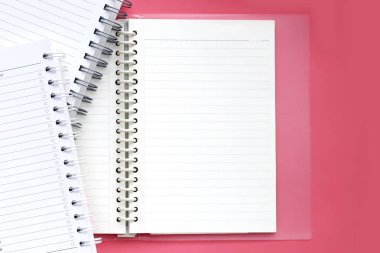 Pembe arka planda bir defter. Çalışma planı