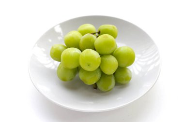 Beyaz arka planda muscat üzümünü parlat.