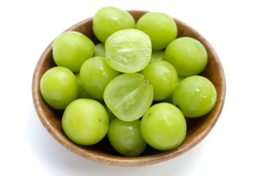 Beyaz arka planda muscat üzümünü parlat.