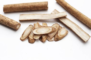 Beyaz arkaplanda Burdock Kökü (Gobo).