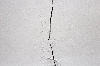 Ev yapımı sorunu. Çatlak beton duvar, çökmüş bina yapısı