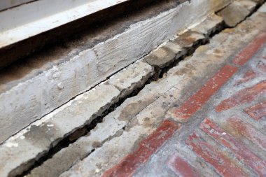 Ev yapımı sorunu. Çatlak beton zemin, kırık bina yapısı.