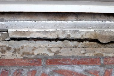 Ev yapımı sorunu. Çatlak beton zemin, kırık bina yapısı.