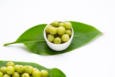 Beyaz arkaplanda taze emblika.