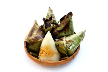 Muz izninde ızgara pilav ve fasulye dolu.