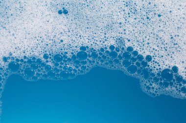 Deterjan köpüklü su. Mavi arkaplan, sabun suyu