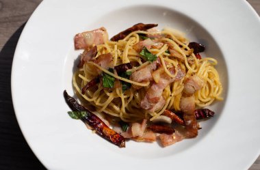 Pastırma ve acılı spagetti