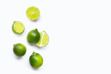 Beyaz arkaplanda izole edilmiş limonlar.