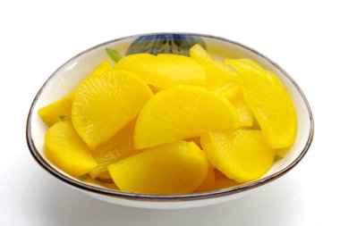 Japonya 'da Takuan ve Kore' de Danmuji olarak bilinen sarı turşulu tatlı ve tart dilimleri..