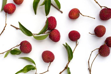 Beyaz arkaplanda liçi meyvesi.