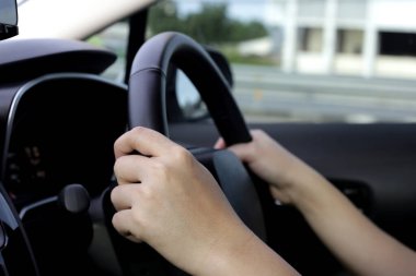 Elleri direksiyonda.