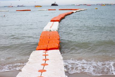 Plastik yüzen köprü ya da deniz yolu