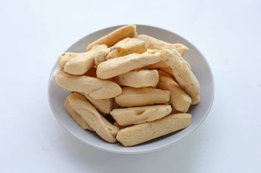 Hafif ve çıtır çıtır bademli kurabiyeler.