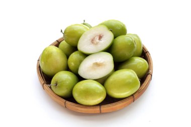 Beyaz arka planda yeşil jube meyveleri.