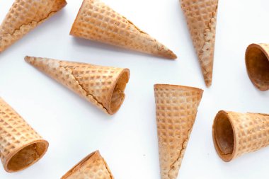 Beyaz arka plan üzerinde boş dondurma koniler.