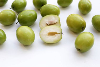 Beyaz arka planda yeşil jube meyveleri.