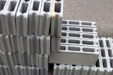 Kum, kireç ve betondan yapılmış beton bloklar.