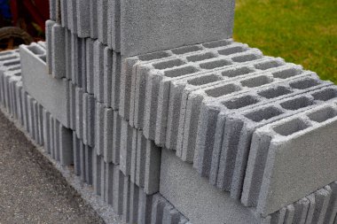 Kum, kireç ve betondan yapılmış beton bloklar.