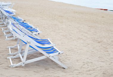 kumlu sahilde sandalye