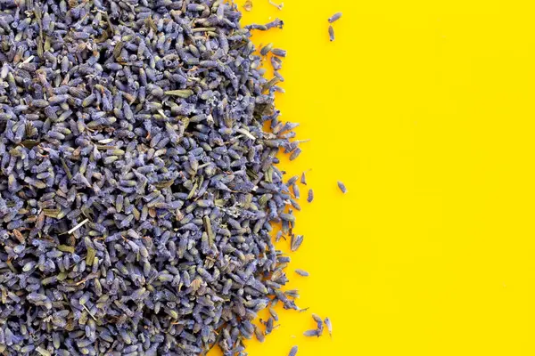Gedroogde Lavendelbloemen Gele Achtergrond — Stockfoto