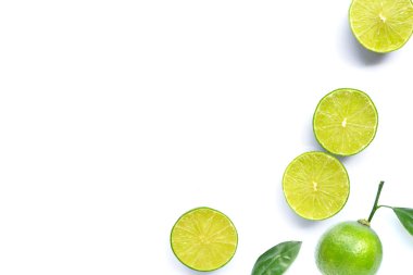 Beyaz arkaplanda yapraklı limonlar.