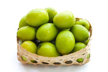 Beyaz arka planda yeşil jube meyveleri.