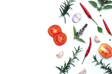 Yemek malzemeleri, çeşitli taze sebzeler ve beyaz arka planda bitkiler. Sağlıklı yeme kavramı