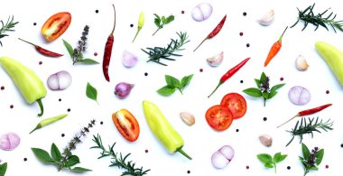 Yemek malzemeleri, çeşitli taze sebzeler ve beyaz arka planda bitkiler. Sağlıklı yeme kavramı