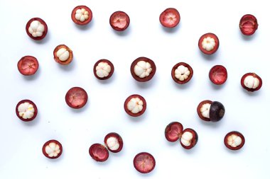 Mangosteen beyaz arka planda izole edildi. Üst görünüm