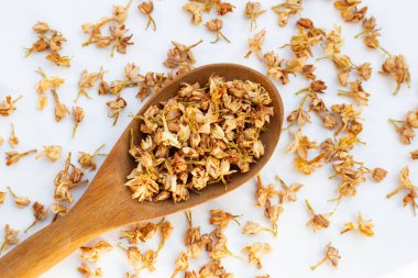 Kurutulmuş bitkisel yasemin akıntılı çay