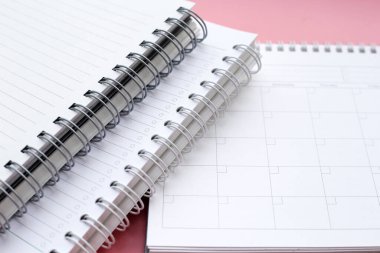 Pembe arka planda defter ve takvim. Çalışma planı