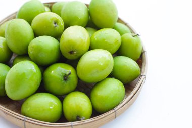 Beyaz arka planda yeşil jube meyveleri.