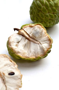 Beyaz zemin üzerine muhallebi elma meyve.