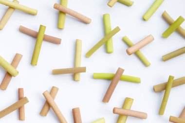 Lotus beyaz arkaplanda yer alır.