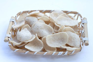 Beyaz arka planda karides krakerleri. Karidesli çıtır pirinç.