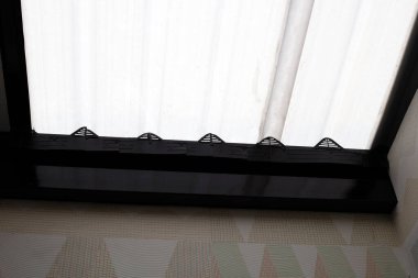 Çatı altında plastik kuş koruyucu