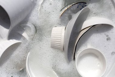 Bulaşık, kase, su ve bulaşık deterjanı. Mutfak işleri.